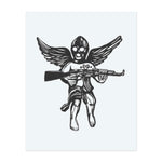 Ce design est une combinaison intense d'innocence et de guerre. Il montre un ange ailé avec un masque et un fusil. Le fort contraste entre la figure divine et les armes crée un symbole audacieux et provocateur de rébellion et de conflit.
