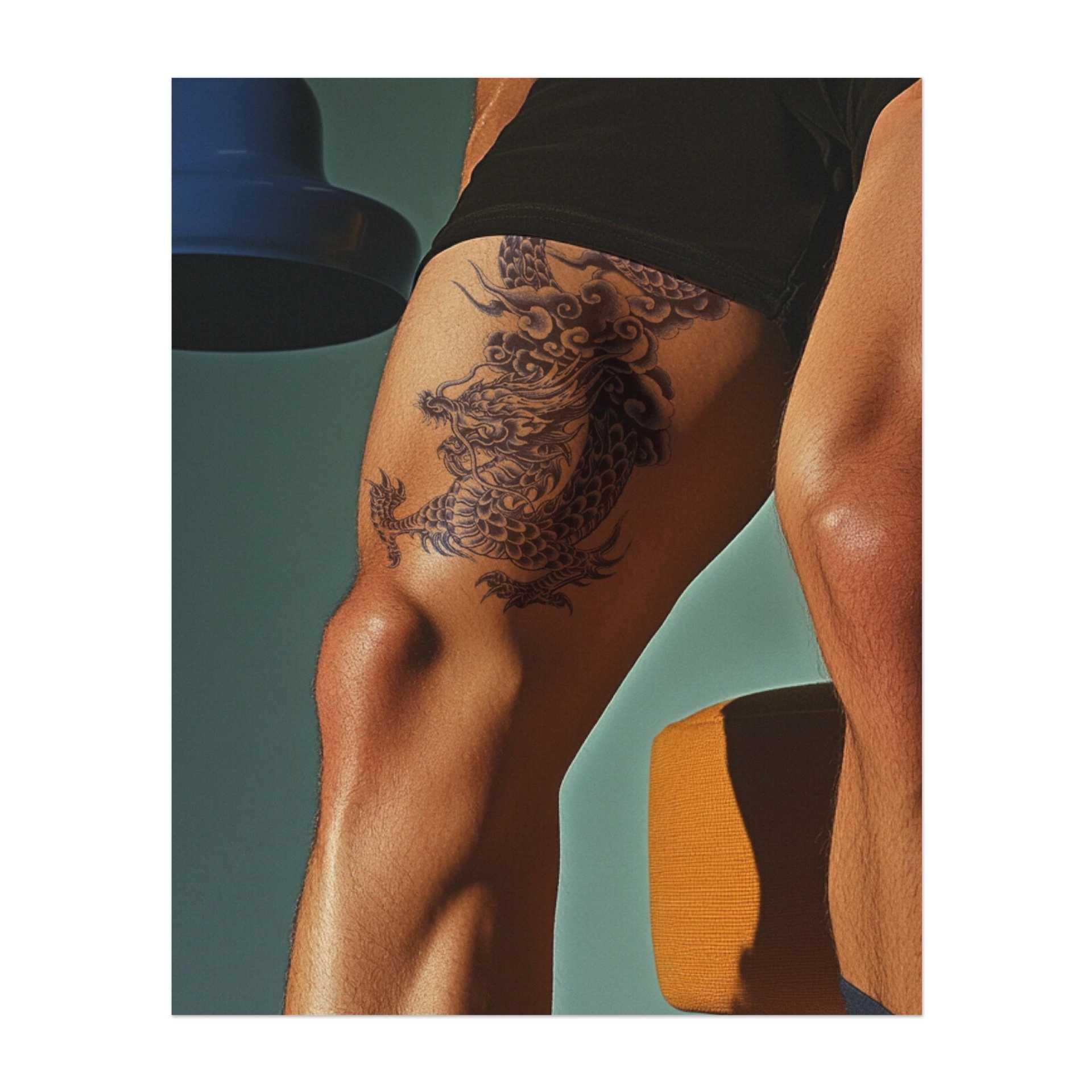 Ein mächtiger Drache, der durch die Wolken windet, mit Schuppen und scharfen Klauen. Dieses Tattoo symbolisiert Stärke, Weisheit und den Geist des Abenteuers, perfekt für diejenigen, die wilde Macht und Mystik umarmen.