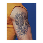 Ein anmutiger Koi-Fisch, der durch mächtige Wellen schwimmt, umgeben von schönen floralen Details. Dieses Tattoo symbolisiert Ausdauer, Transformation und Glück. Perfekt für diejenigen, die Harmonie und Wachstum auf ihrer Lebensreise suchen.