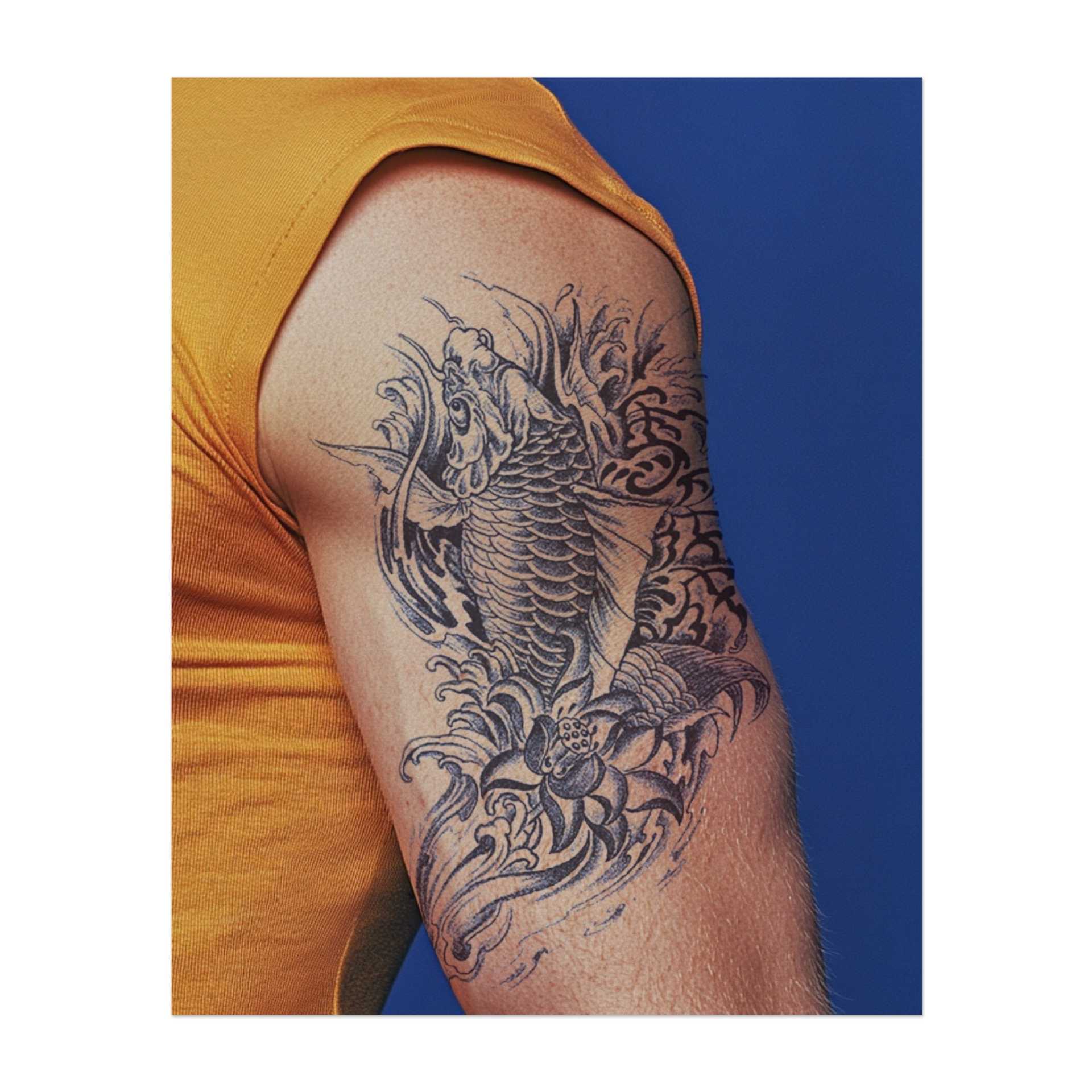 Ein anmutiger Koi-Fisch, der durch mächtige Wellen schwimmt, umgeben von schönen floralen Details. Dieses Tattoo symbolisiert Ausdauer, Transformation und Glück. Perfekt für diejenigen, die Harmonie und Wachstum auf ihrer Lebensreise suchen.