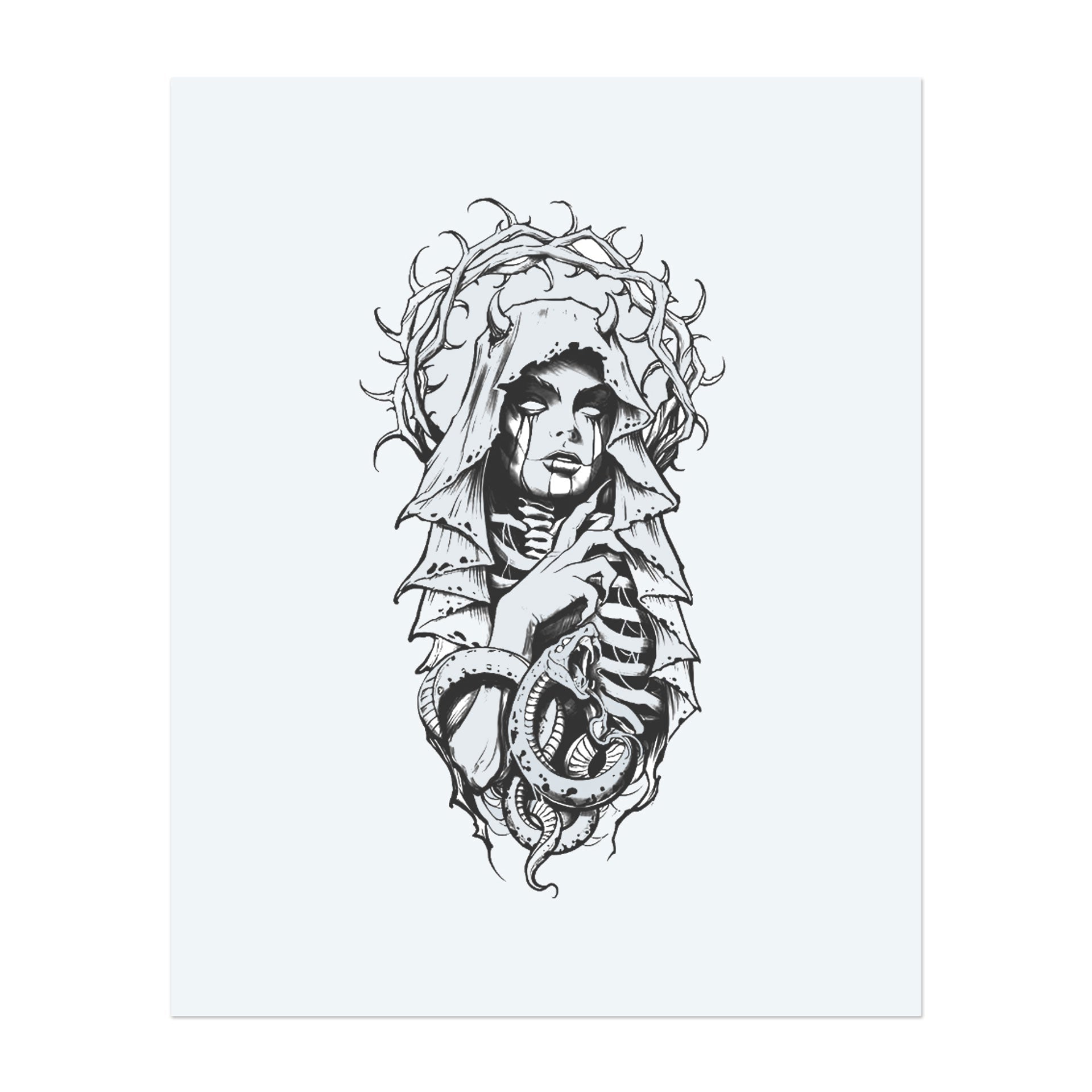Une silhouette obsédante, enveloppée dans un linceul et entourée d'une couronne d'épines, regarde devant elle avec des yeux ensanglantés. Son corps squelettique, enroulé autour d'un serpent, confère à l'ensemble un mélange étrange de beauté, de décadence et de mysticisme sombre.