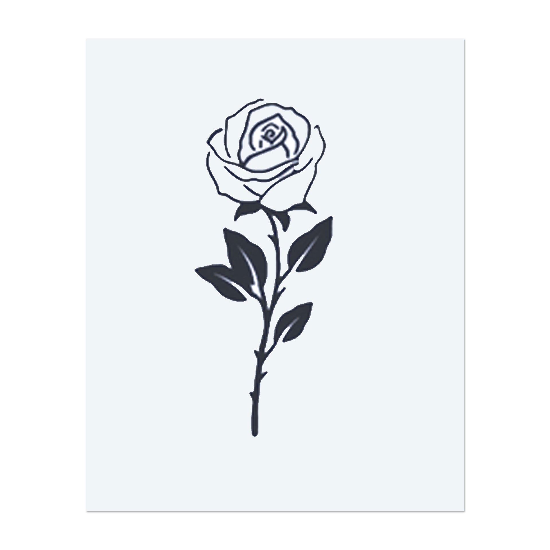 Eine zarte Rose mit langen, eleganten Blütenblättern und Blättern. Dieses Tattoo symbolisiert Liebe, Schönheit und Eleganz und ist perfekt für diejenigen, die Einfachheit und zeitlose Schönheit schätzen.
