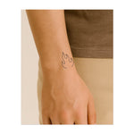 Un design de flamme simple mais accrocheur. Ce tatouage symbolise la passion, l'énergie et la transformation et est parfait pour ceux qui embrassent le pouvoir du feu pour enflammer leur esprit et alimenter leur motivation.