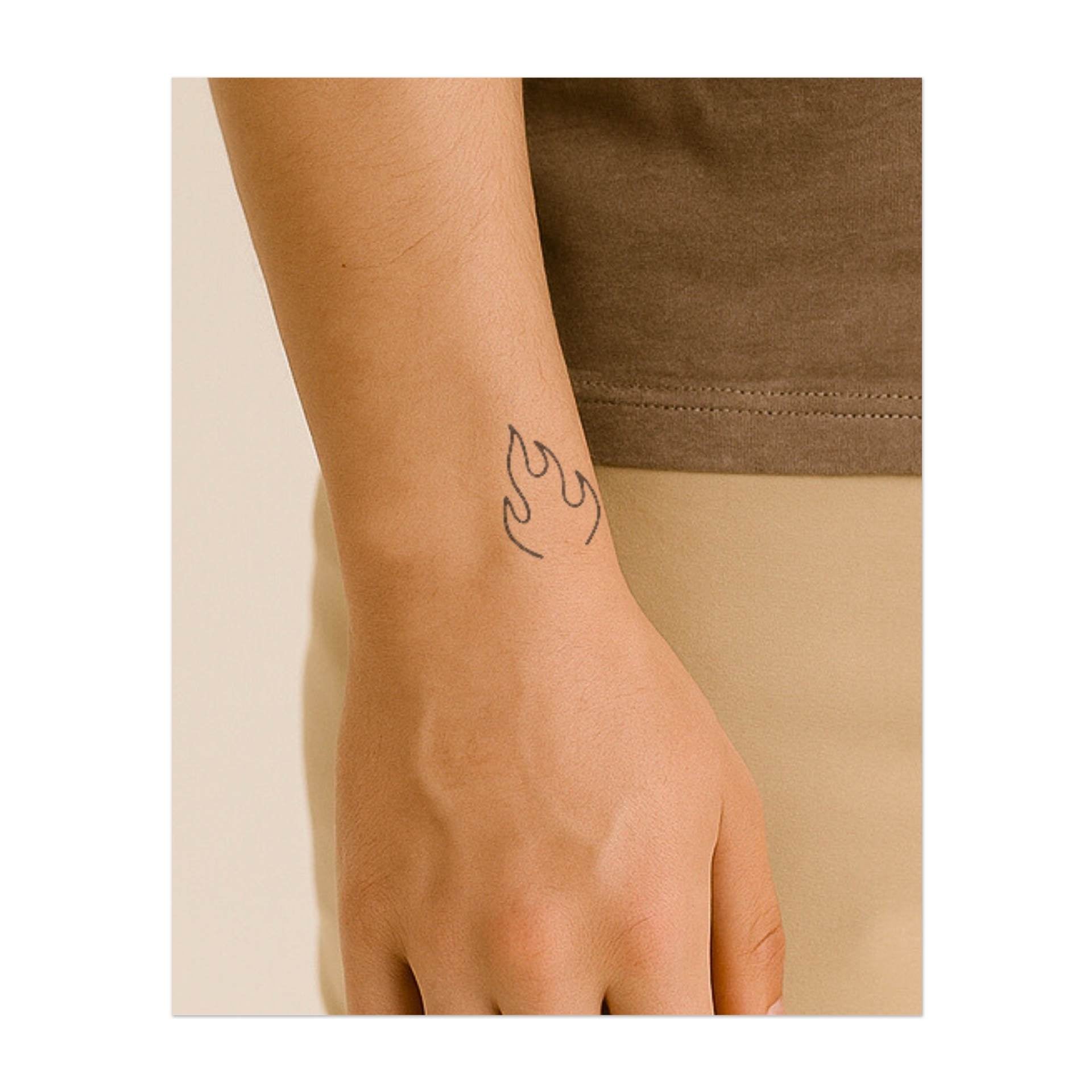Un design de flamme simple mais accrocheur. Ce tatouage symbolise la passion, l'énergie et la transformation et est parfait pour ceux qui embrassent le pouvoir du feu pour enflammer leur esprit et alimenter leur motivation.