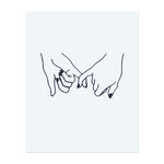 Deux mains se tenant doucement, symbole d'amour, de confiance et de connexion. Ce tatouage représente l'unité et le lien entre les gens, parfait pour ceux qui apprécient les relations étroites.