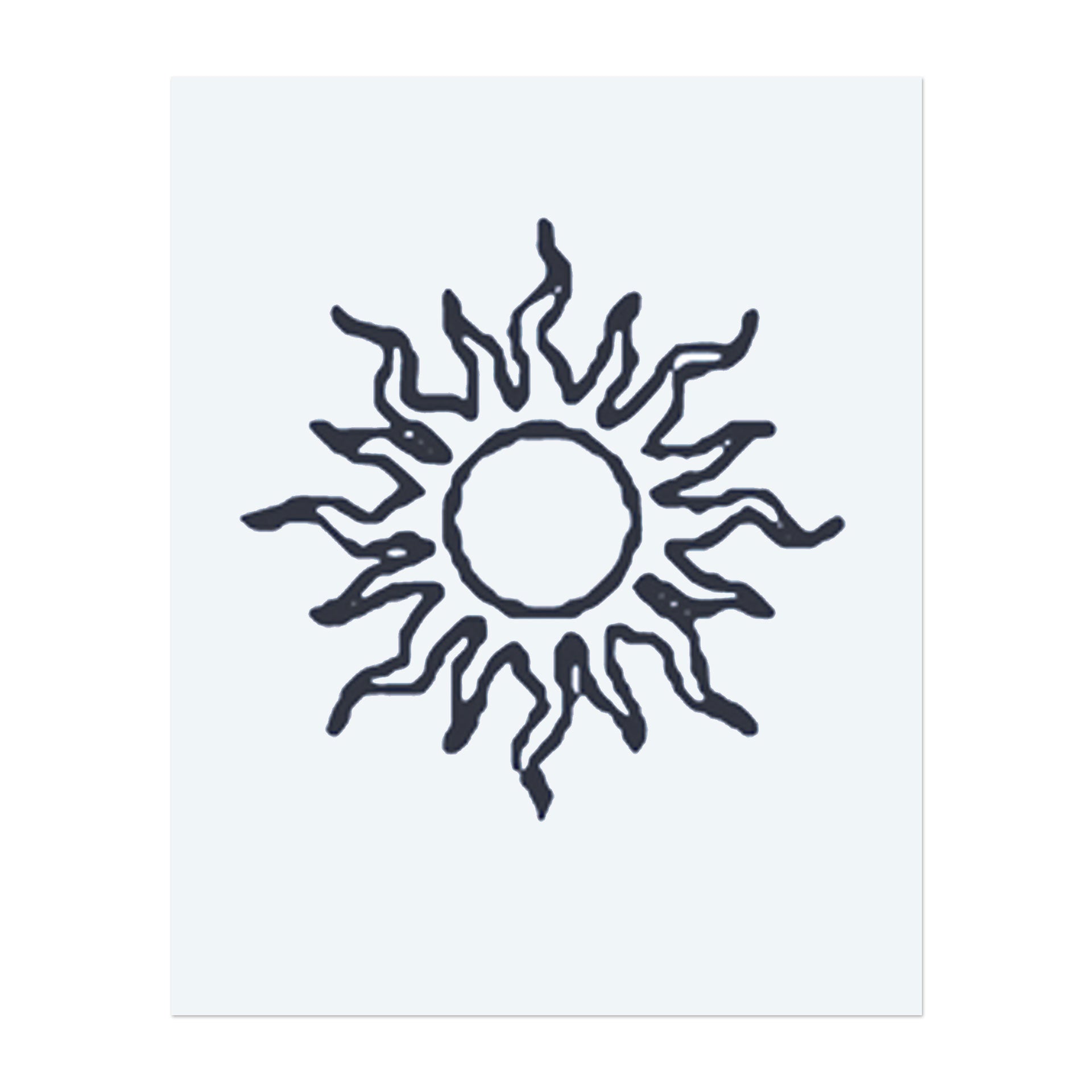 Eine kräftige, strahlende Sonne mit wellenförmigen Strahlen. Dieses Tattoo repräsentiert Wärme, Energie und Positivität und symbolisiert die Kraft der Sonne, Licht und Hoffnung in die Welt zu bringen. Perfekt für diejenigen, die das Leben mit Leidenschaft und Licht umarmen.