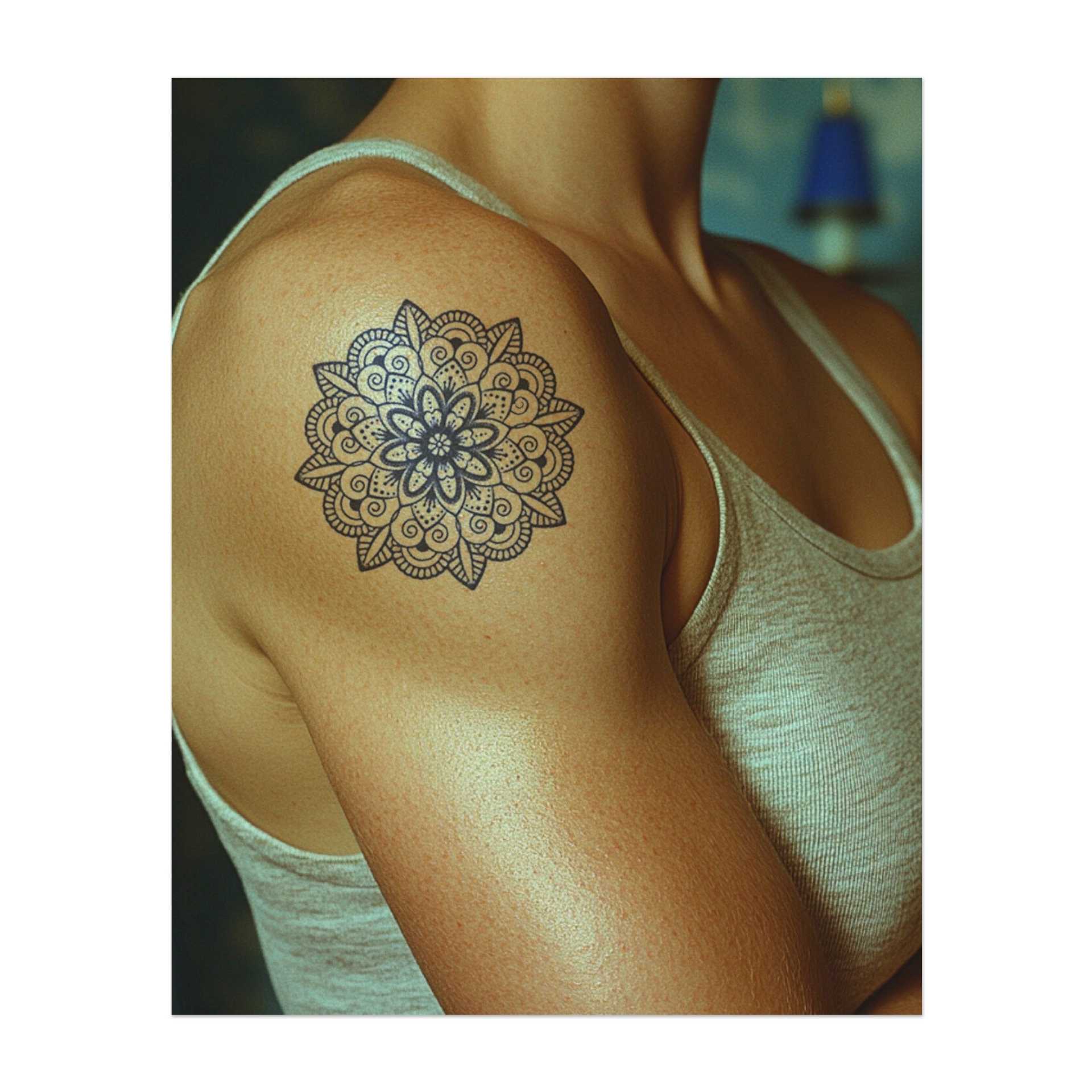 Ein schönes, detailliertes Mandala mit kunstvollen Blumenmustern. Dieses Tattoo symbolisiert Balance, Harmonie und spirituelles Wachstum und ist perfekt für diejenigen, die inneren Frieden und Symmetrie schätzen.