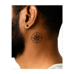Une boussole avec des pointes nettes et détaillées. Ce tatouage symbolise la direction, l'orientation et l'aventure, parfait pour ceux qui recherchent un but dans la vie et apprécient l'excitation de la découverte au cours de leur voyage.