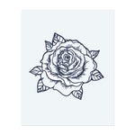 Eine schöne, detaillierte Rose in voller Blüte mit üppigen Blättern. Dieses Tattoo symbolisiert Liebe, Schönheit und Eleganz, perfekt für diejenigen, die zeitlose Schönheit und die zarte Natur des Lebens schätzen.
