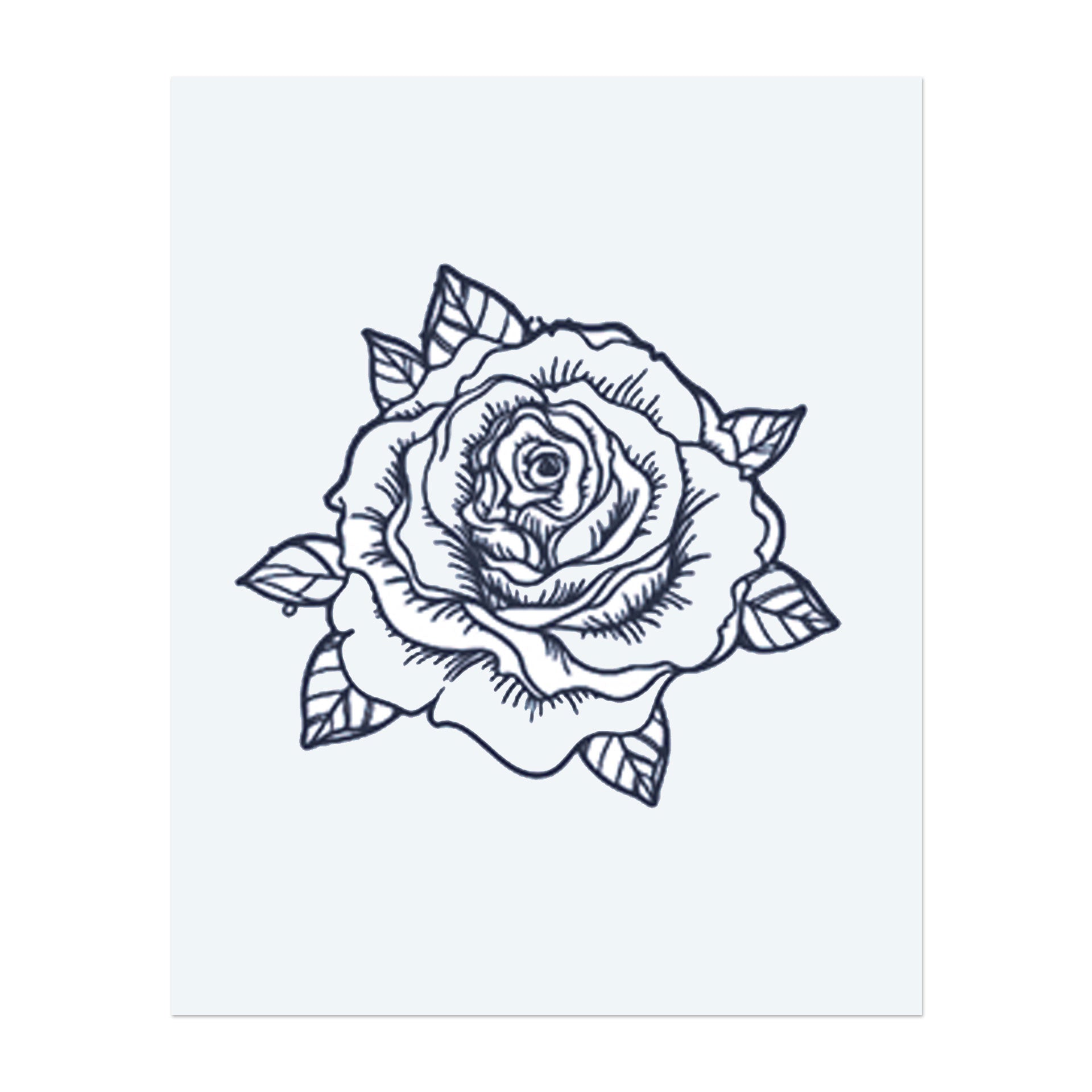Eine schöne, detaillierte Rose in voller Blüte mit üppigen Blättern. Dieses Tattoo symbolisiert Liebe, Schönheit und Eleganz, perfekt für diejenigen, die zeitlose Schönheit und die zarte Natur des Lebens schätzen.
