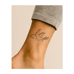 Une colombe gracieuse volant avec un rameau d'olivier dans son bec. Ce tatouage symbolise la paix, l'espoir et l'harmonie, parfait pour ceux qui veulent répandre l'amour et la positivité dans le monde.