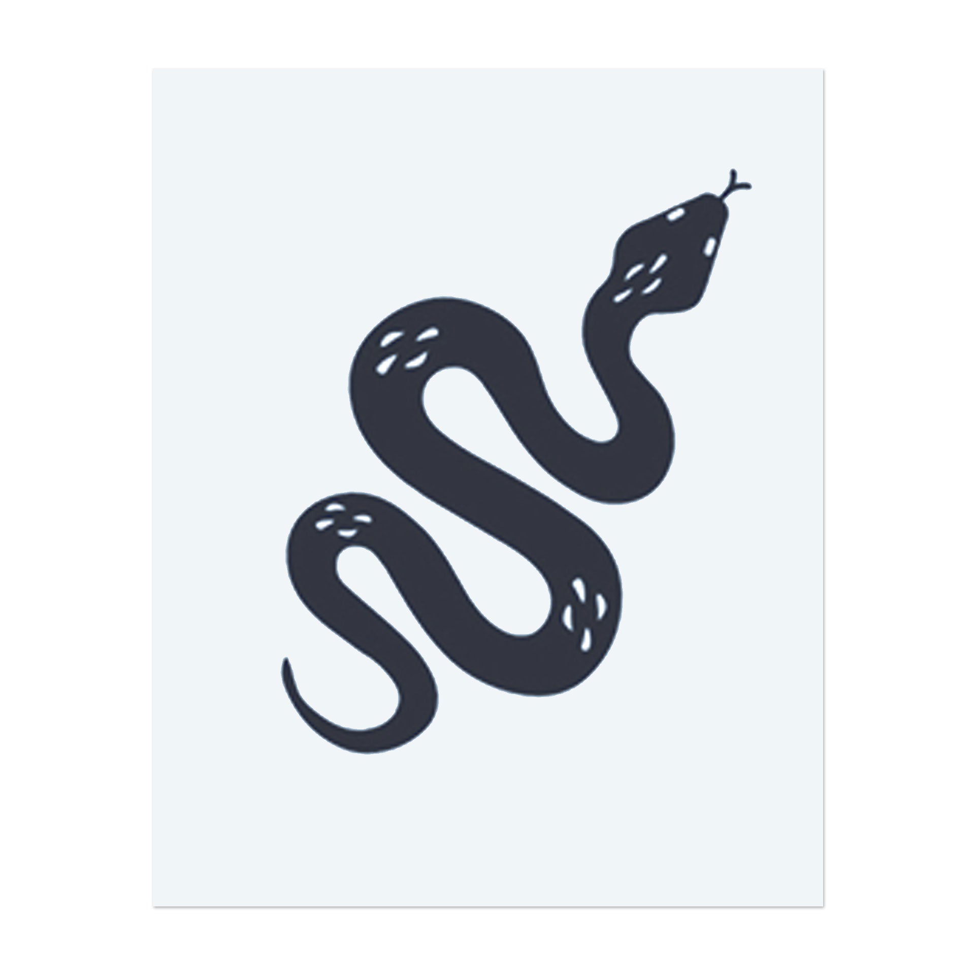 Eine schlanke, fließende Schlange, die sich anmutig windet. Dieses Tattoo repräsentiert Transformation, Stärke und Anpassungsfähigkeit und ist perfekt für diejenigen, die Veränderung und die Kraft der Erneuerung umarmen.