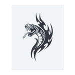 Un serpent sortant des flammes, léchant sa langue et découvrant ses dents. Ce tatouage représente le danger, la transformation et la puissance sauvage, parfait pour ceux qui embrassent la force et l'intensité de surmonter les obstacles.
