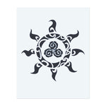 Un motif de soleil entouré de motifs tribaux ornés symbolise la vie et l'énergie. Ce tatouage représente la force et le cycle infini de la nature et est parfait pour ceux qui apprécient l'équilibre et la connexion à la terre.