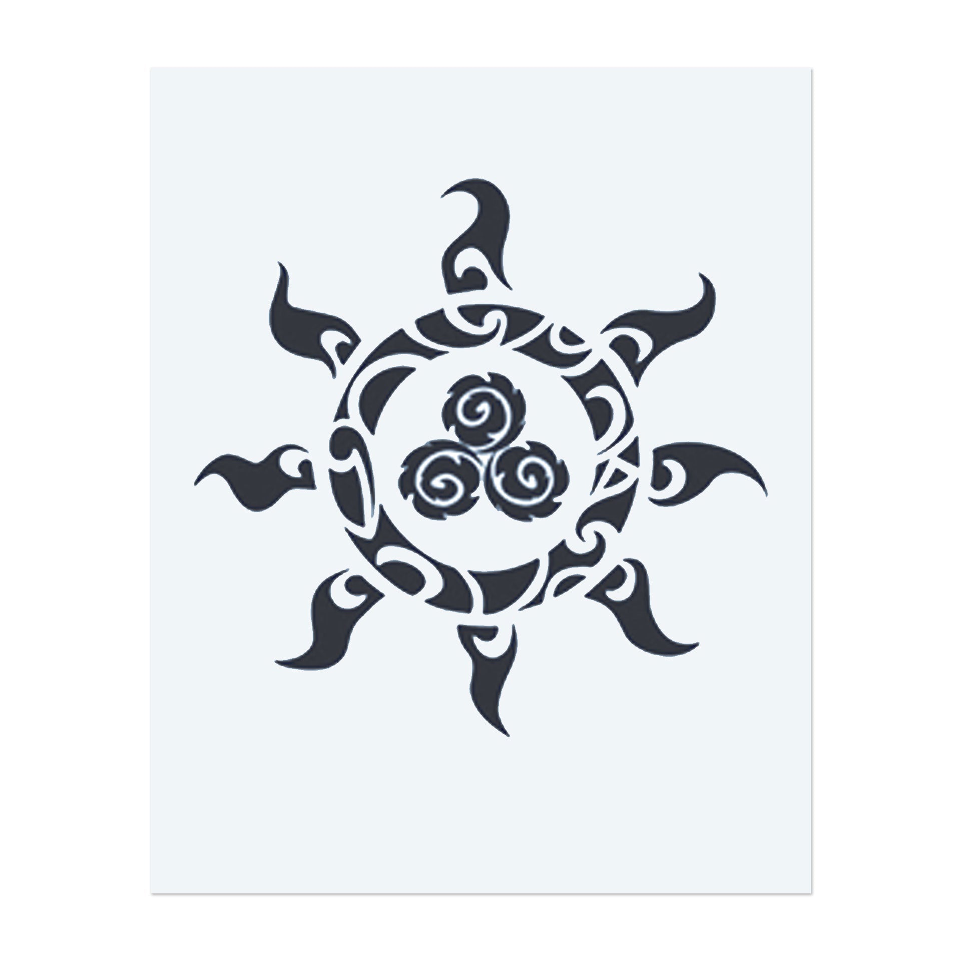 Ein Sonnen-Design, umgeben von kunstvollen Tribal-Mustern, symbolisiert Leben und Energie. Dieses Tattoo repräsentiert Stärke und den unendlichen Zyklus der Natur und ist perfekt für diejenigen, die Balance und Verbindung zur Erde schätzen.