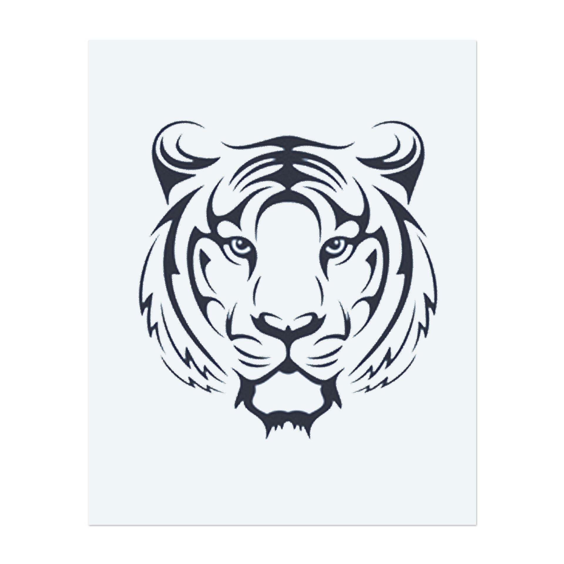Ein furchterregendes, detailliertes Tigergesicht. Dieses Tattoo repräsentiert Mut, Macht und Entschlossenheit und ist ein perfektes Symbol für diejenigen, die Herausforderungen mit Selbstvertrauen und Stärke begegnen.