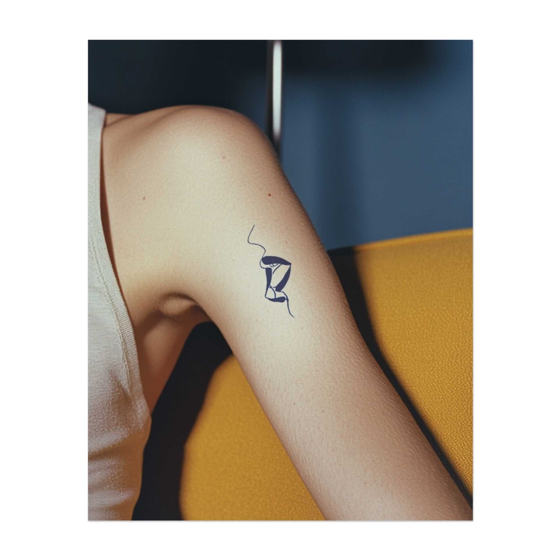 Eine einfache, fließende Umrisszeichnung von Lippen, mit einem Hauch weicher Details. Dieses Tattoo symbolisiert Schönheit, Anziehung und Verbindung, perfekt für jemanden, der Sinnlichkeit und die Kraft des Ausdrucks umarmt.