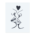 Zwei Gesichter, die sich zu einem Kuss näher kommen und ein Herz darüber bilden. Dieses Tattoo repräsentiert Liebe, Verbindung und Intimität, perfekt für diejenigen, die tiefe emotionale Bindungen schätzen.