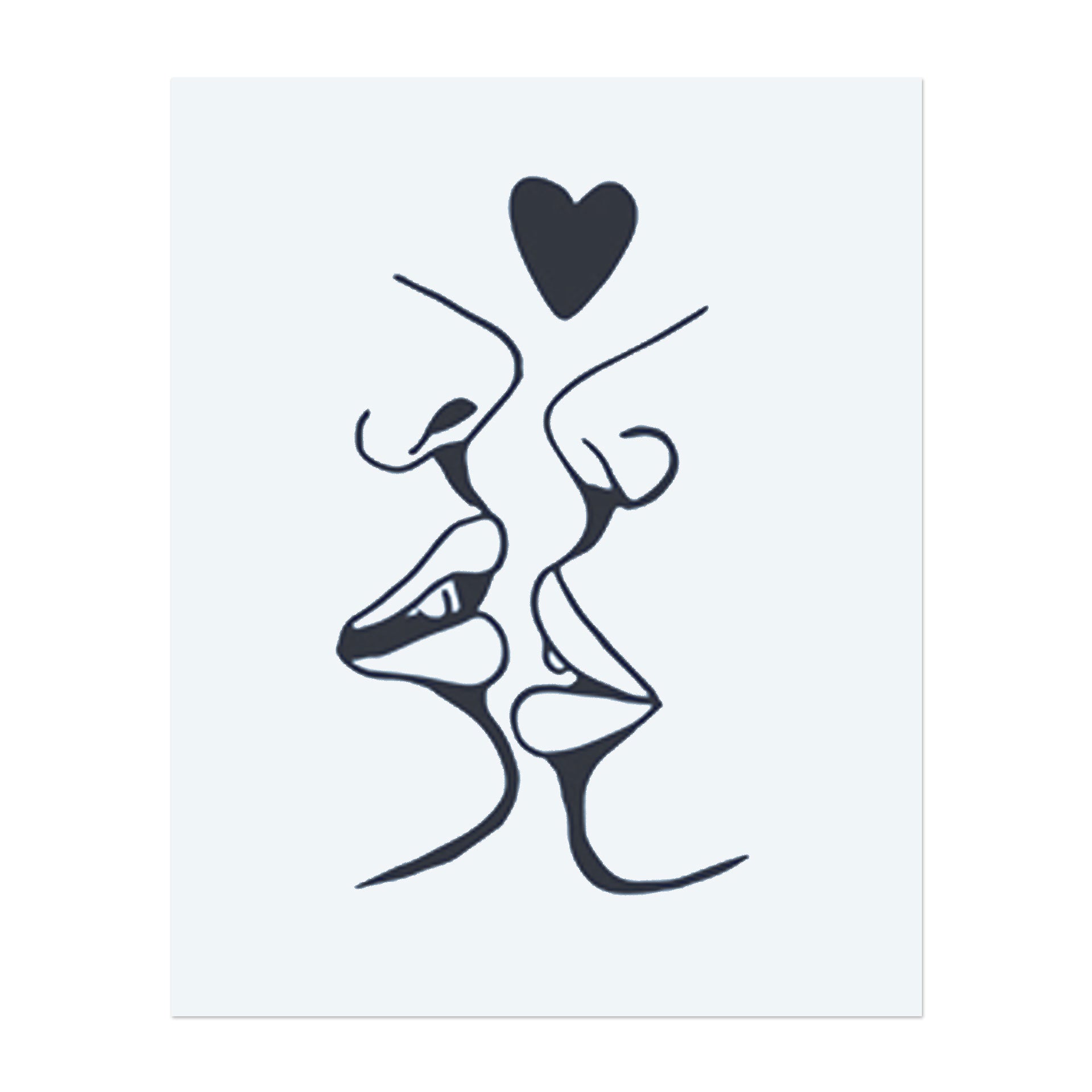 Zwei Gesichter, die sich zu einem Kuss näher kommen und ein Herz darüber bilden. Dieses Tattoo repräsentiert Liebe, Verbindung und Intimität, perfekt für diejenigen, die tiefe emotionale Bindungen schätzen.