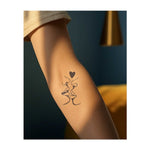 Deux visages se rapprochent pour s'embrasser et forment un cœur au-dessus d'eux. Ce tatouage représente l'amour, la connexion et l'intimité, parfait pour ceux qui apprécient les liens émotionnels profonds.
