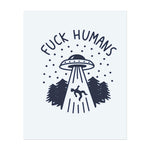 Ein UFO, das eine Person abführt, mit den Worten "FUCK HUMANS" darüber. Dieses kühne und humorvolle Tattoo fängt eine rebellische und andereweltliche Perspektive ein, perfekt für diejenigen, die skurrilen Humor lieben.