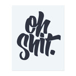 Ein kräftiges "Oh Shit" in dynamischer, fließender Schrift. Dieses Tattoo fängt einen humorvollen und nachvollziehbaren Moment ein, perfekt für jemanden, der das Leben mit Humor und einer entspannten Haltung umarmt.