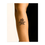 Un puissant « Oh Shit » dans une police dynamique et fluide. Ce tatouage capture un moment humoristique et pertinent, parfait pour quelqu'un qui embrasse la vie avec humour et une attitude détendue.