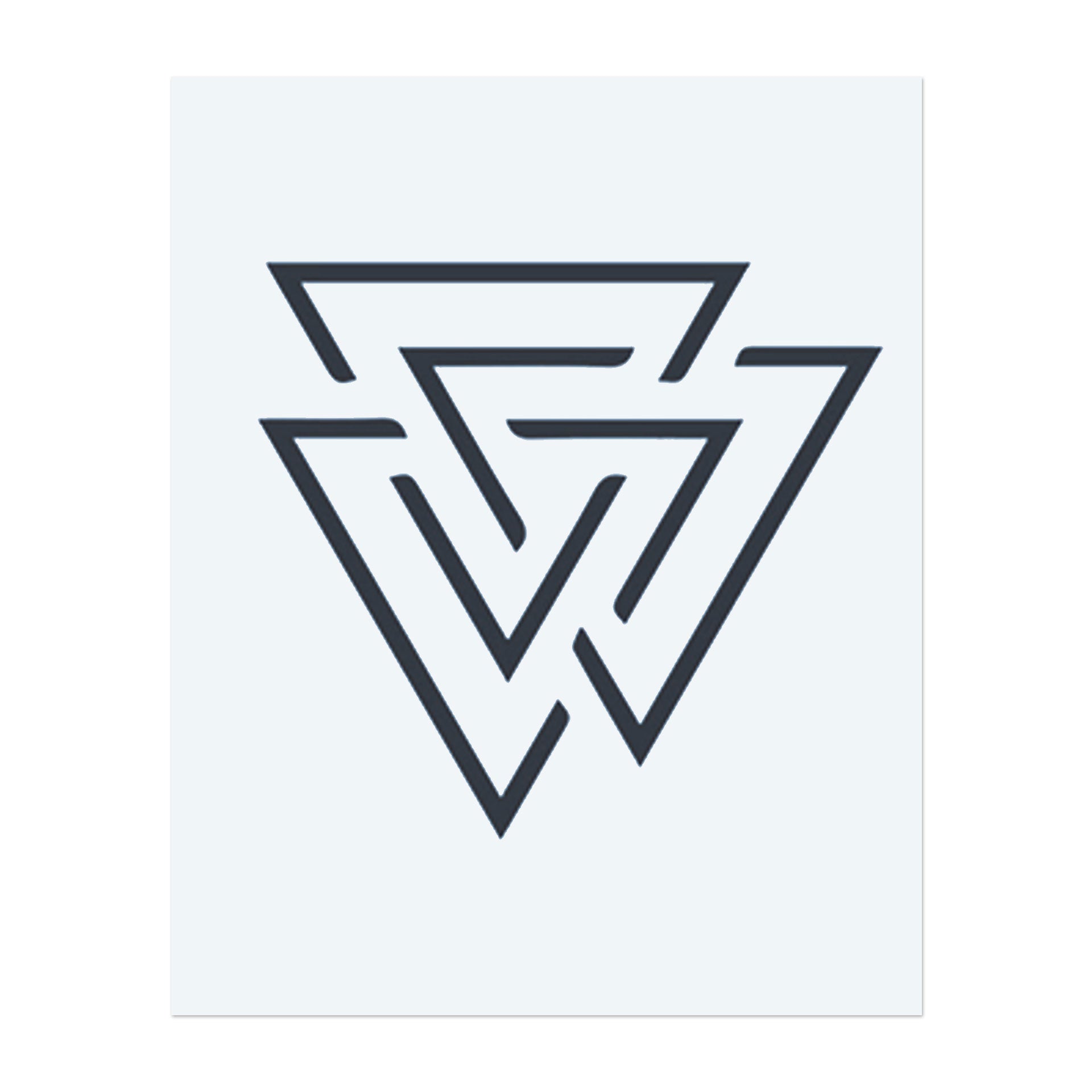 Ein scharfes, modernes geometrisches Design aus sich schneidenden Dreiecken. Dieses Tattoo symbolisiert Balance, Einheit und Transformation und ist perfekt für diejenigen, die minimalistische, aber kraftvolle Designs lieben.