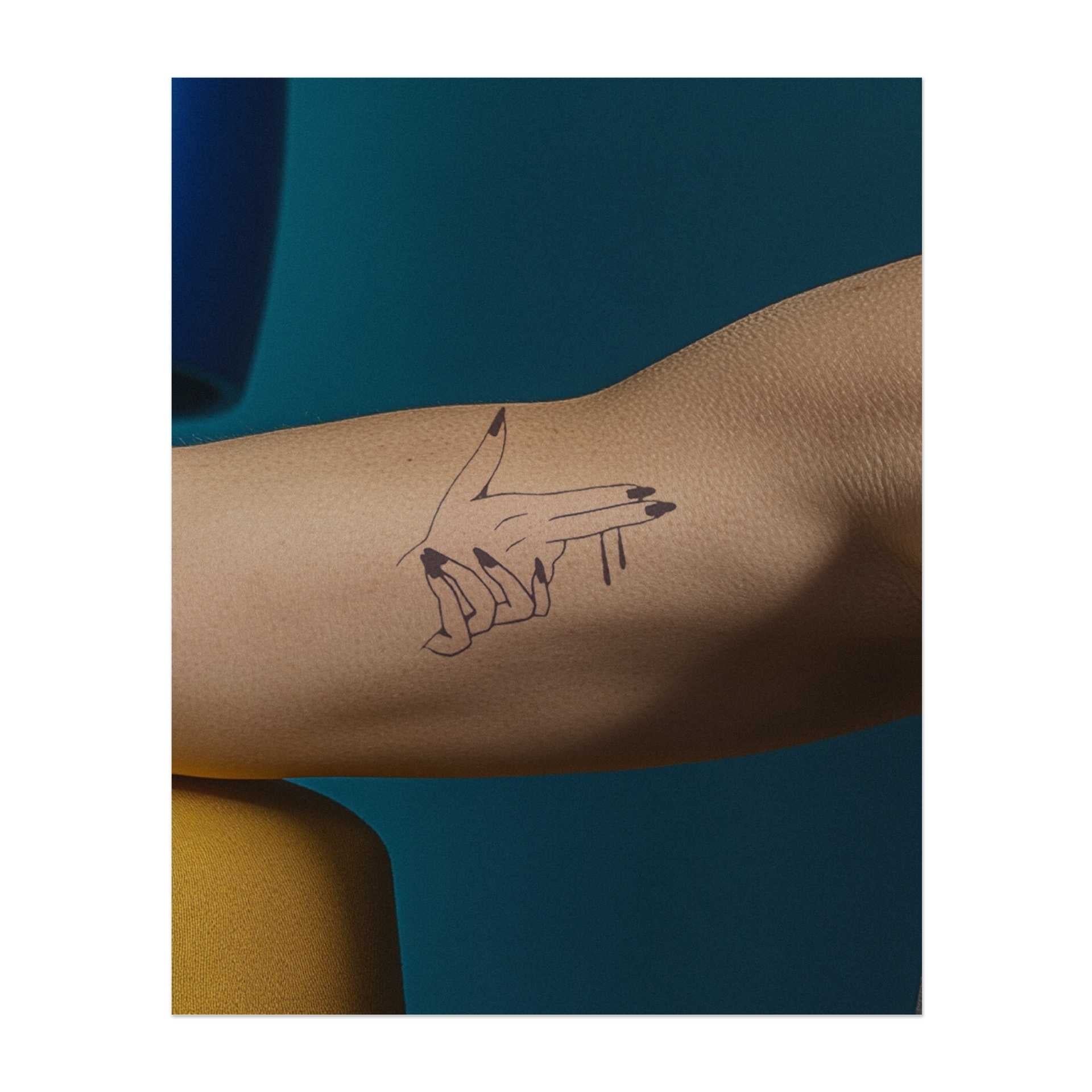 Eine Hand mit langen, scharfen Nägeln, aus denen Tinte tropft. Dieses Tattoo repräsentiert Macht, Eleganz und einen Hauch von Rebellion, perfekt für diejenigen, die ein kühnes, stilvolles Statement setzen möchten.