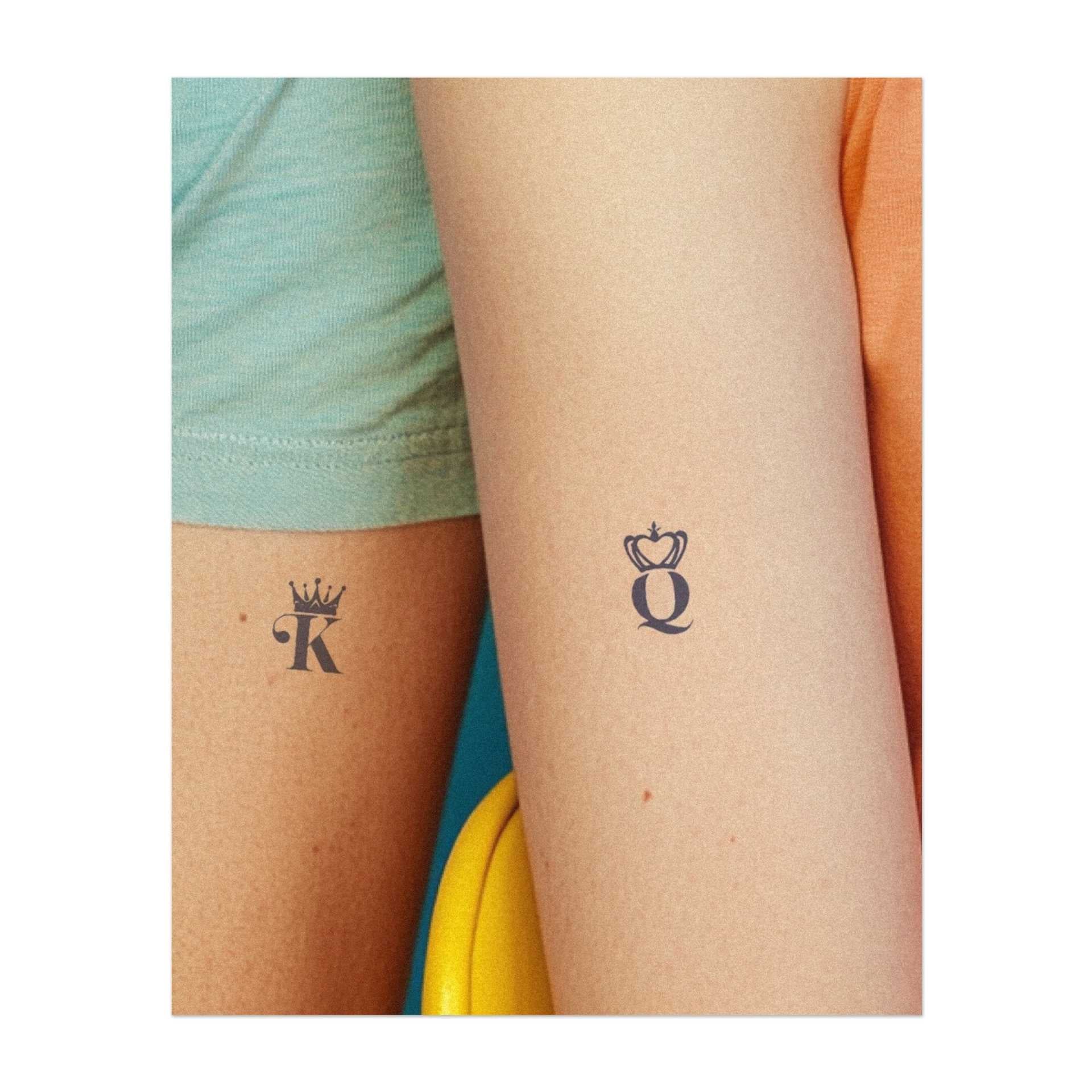 Ein stilisiertes "K" und "Q", geschmückt mit Kronen. Dieses Tattoo repräsentiert Königlichkeit, Stärke und das Band zwischen zwei mächtigen Figuren, perfekt für diejenigen, die Führung und Verbindung schätzen. Der König und die Königin.