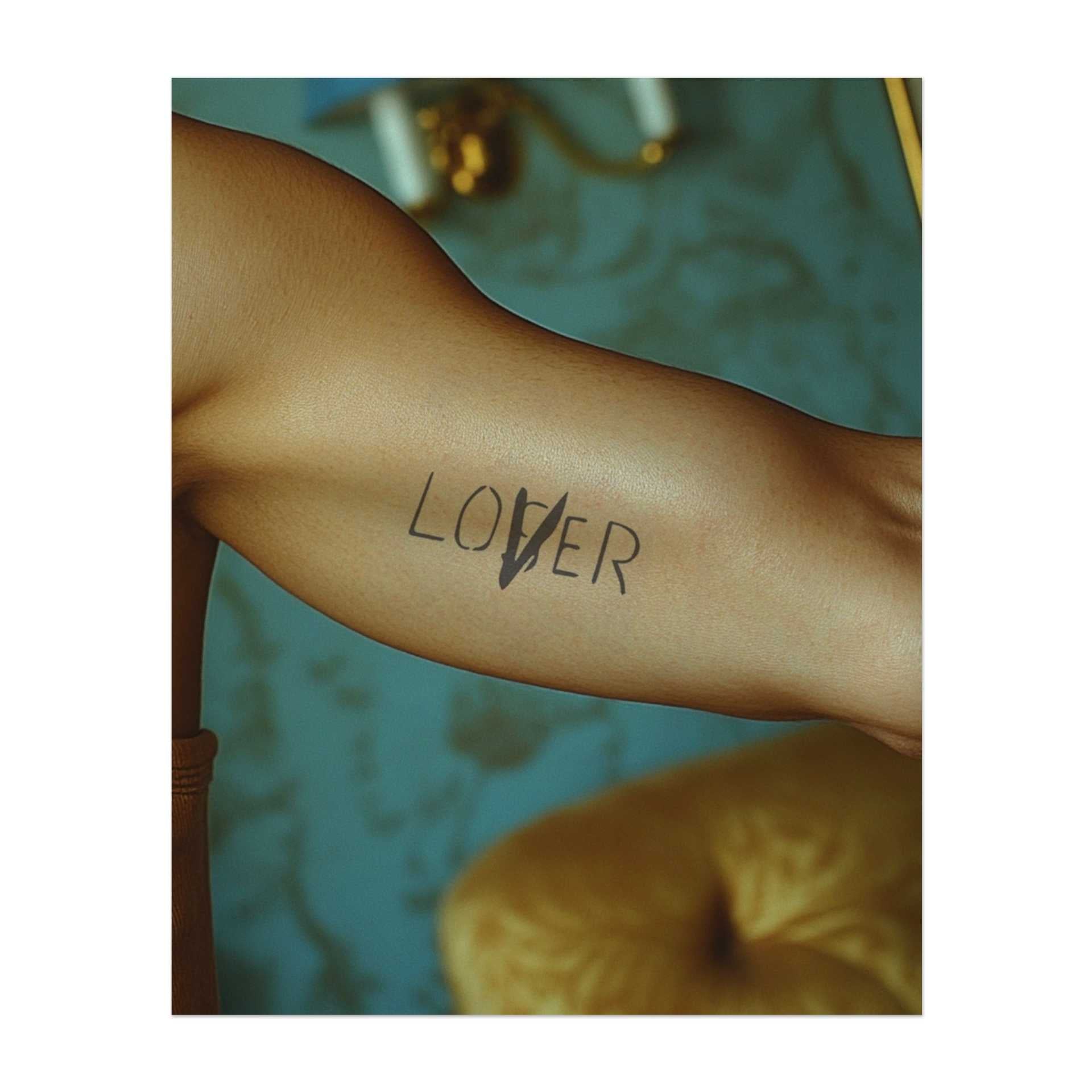 Das Wort "LOVER" in einer einzigartigen, unregelmäßigen Schriftart, mit einem verspielten und rebellischen Twist. Dieses Tattoo symbolisiert Liebe, Individualität und freie Ausdruckskraft, perfekt für diejenigen, die Liebe auf ihre eigene Weise feiern.