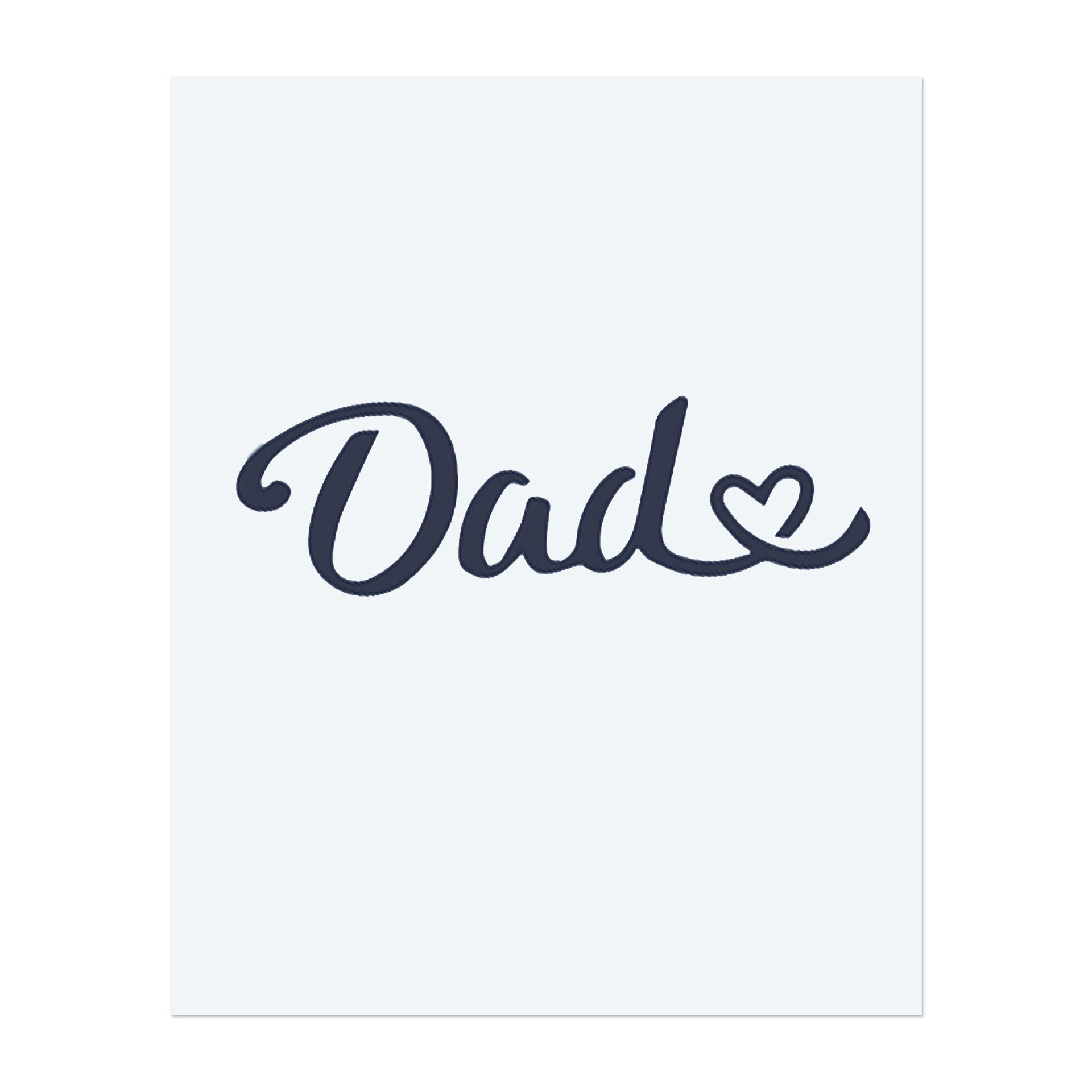 as Wort "Dad" in fließender Schrift mit einem Herz darüber. Dieses Tattoo symbolisiert Liebe, Respekt und Verbindung und ist perfekt, um eine Vaterfigur mit einer persönlichen und herzlichen Geste zu ehren.