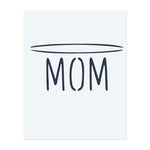 Das Wort "MOM" mit einem zarten Heiligenschein darüber. Dieses Tattoo repräsentiert Liebe, Schutz und Ehrfurcht und ist eine perfekte Hommage an die führende Präsenz einer Mutter.