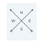 Une conception de boussole minimaliste avec des flèches pointant dans les quatre directions. Ce tatouage symbolise l'orientation, la direction et la recherche de son propre chemin, parfait pour ceux qui recherchent la clarté et le but de leur voyage.