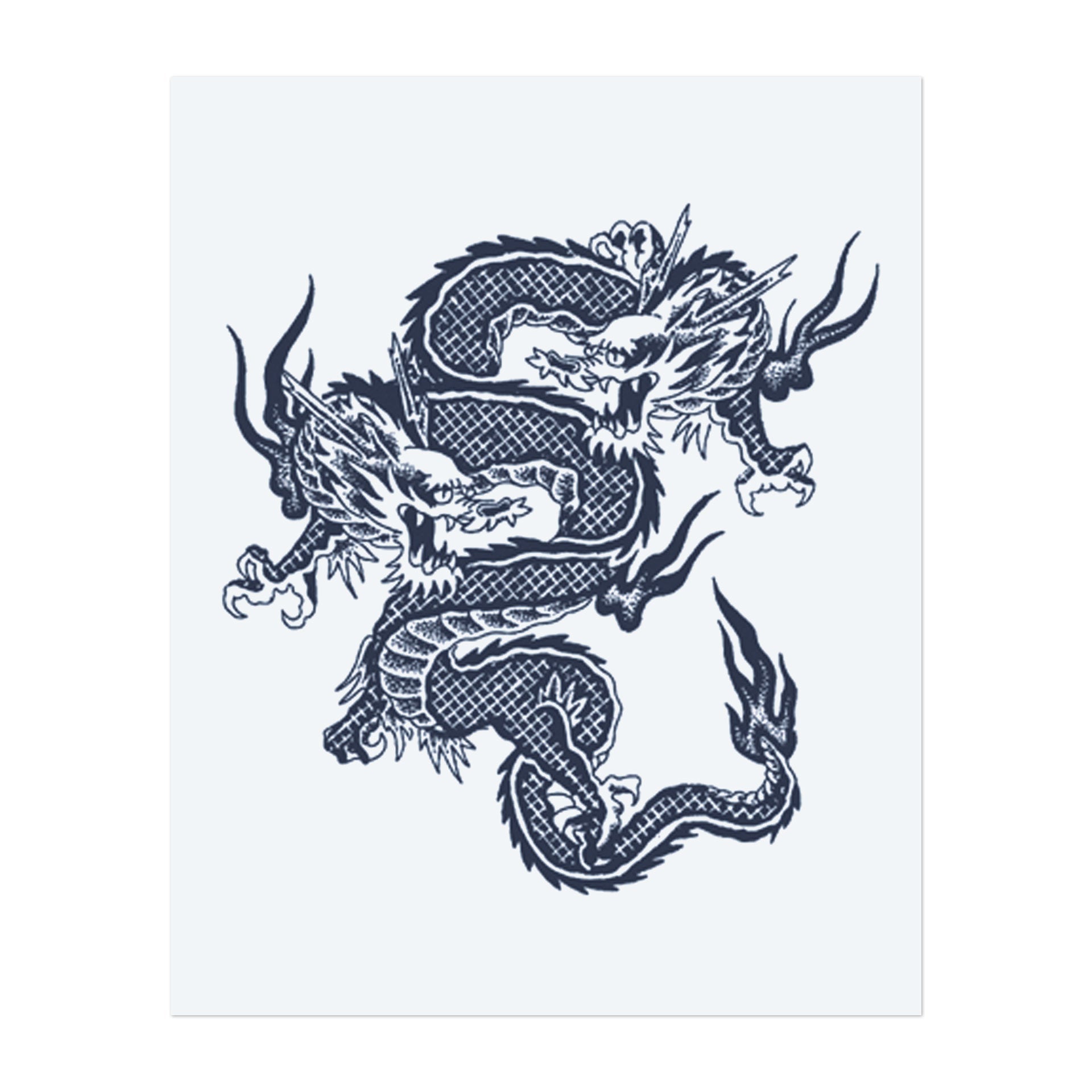 Zwei mächtige Drachen, die ineinander verwoben sind, deren Körper mit Energie und Flammen durchzogen sind. Dieses Tattoo repräsentiert Stärke, Harmonie und Schutz. Perfekt für diejenigen, die Balance, Dualität und die Kraft des Naturgeistes umarmen.