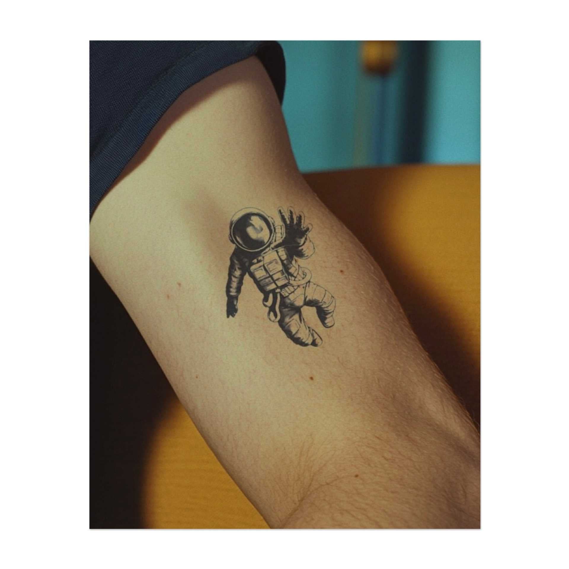 Ein Astronaut, der im Weltraum schwebt, einen vollständigen Anzug trägt und die Arme ausbreitet. Dieses Tattoo repräsentiert Entdeckung, Abenteuer und das Streben nach Träumen, perfekt für diejenigen, die sich zum Unbekannten und zu den grenzenlosen Möglichkeiten des Universums hingezogen fühlen.
