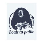 Eine Frau mit gesenktem Kopf, umgeben von Rauch und einem verspielten Spruch "Roule ta paille." Dieses Tattoo symbolisiert Selbstausdruck, Entspannung und eine sorgenfreie Haltung, ideal für diejenigen, die Individualität schätzen und ohne Urteil leben.