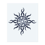 Eine Sonne mit wirbelnden Strahlen, die ein zentrales Kreismuster umkreisen. Dieses Tattoo repräsentiert den Lebenszyklus, Energie und ewige Erneuerung, perfekt für diejenigen, die an konstantes Wachstum und die Kraft des Universums glauben.