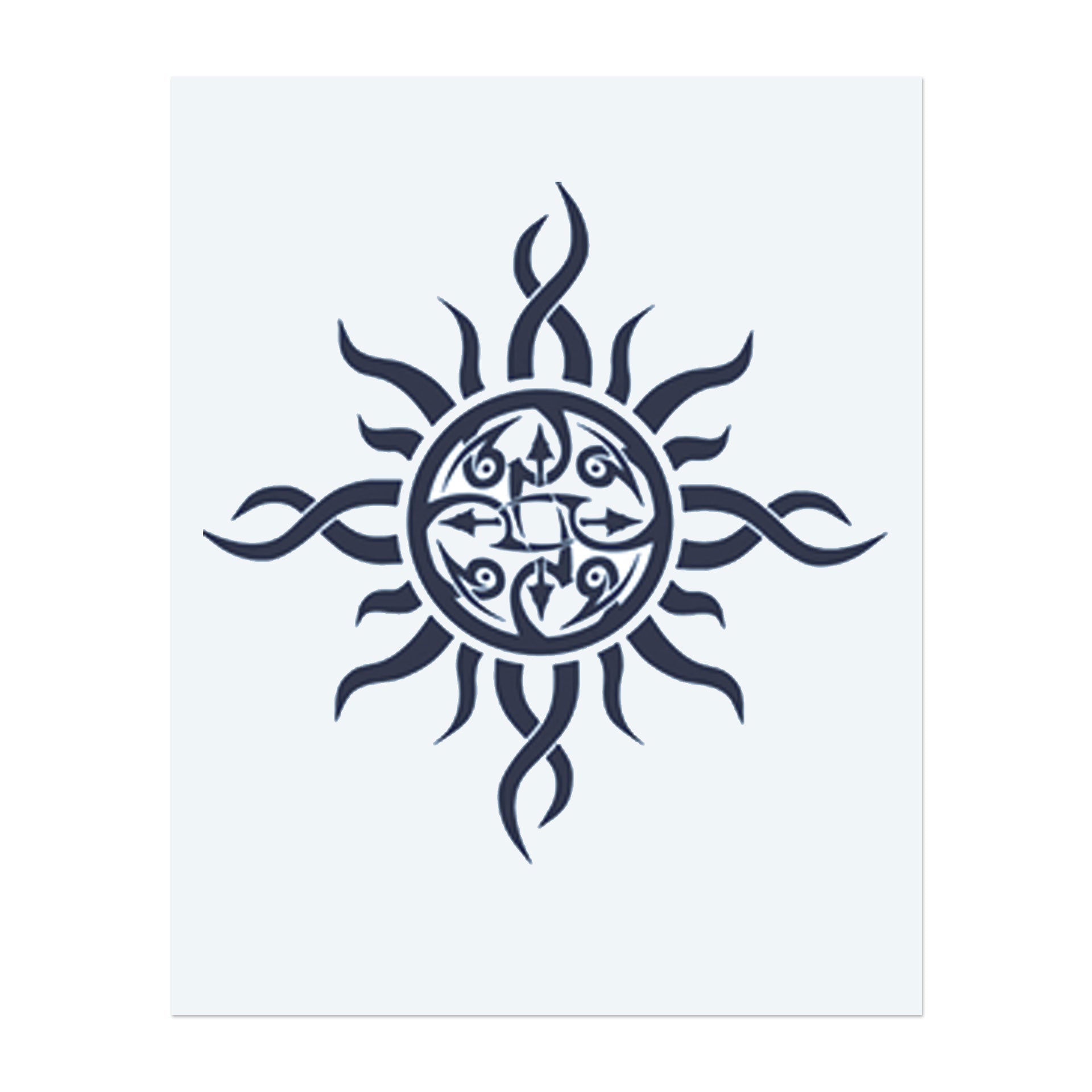 Eine Sonne mit wirbelnden Strahlen, die ein zentrales Kreismuster umkreisen. Dieses Tattoo repräsentiert den Lebenszyklus, Energie und ewige Erneuerung, perfekt für diejenigen, die an konstantes Wachstum und die Kraft des Universums glauben.