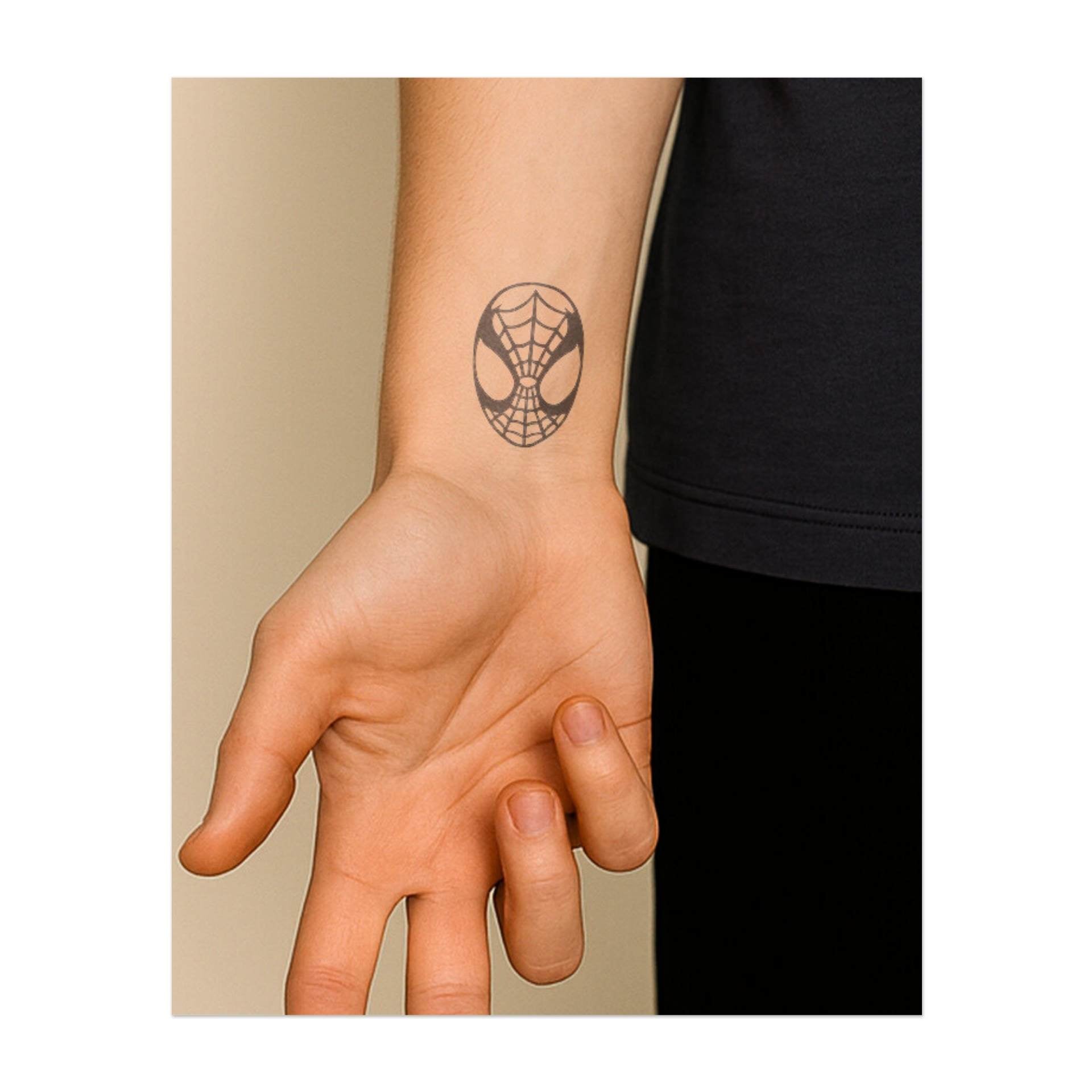 Masque emblématique de Spider-Man avec détails en toile. Ce tatouage représente l'agilité, la responsabilité et le héros en nous, idéal pour ceux qui admirent l'équilibre entre force et compassion.