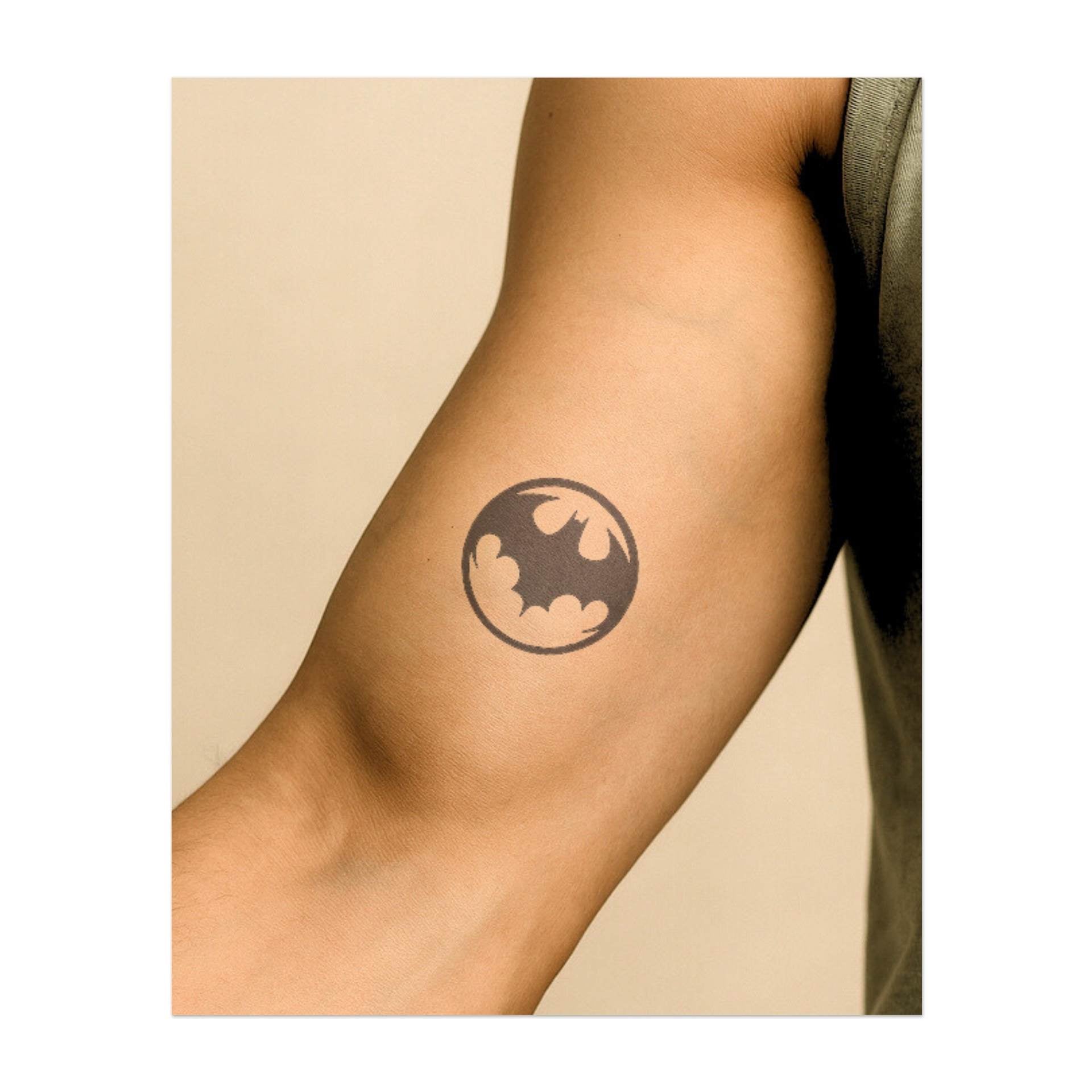 Le logo de chauve-souris classique, audacieux et fort dans sa conception. Ce tatouage représente la vigilance, la furtivité et la volonté de protéger, un hommage parfait à ceux qui s'alignent sur la mission du Chevalier Noir.
