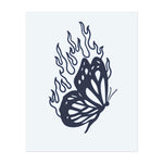 Ein Schmetterling, umgeben von Flammen, der Schönheit und Intensität vereint. Dieses Tattoo symbolisiert Transformation, Freiheit und innere Stärke, ideal für diejenigen, die Wachstum erfahren haben und stärker hervorgegangen sind.