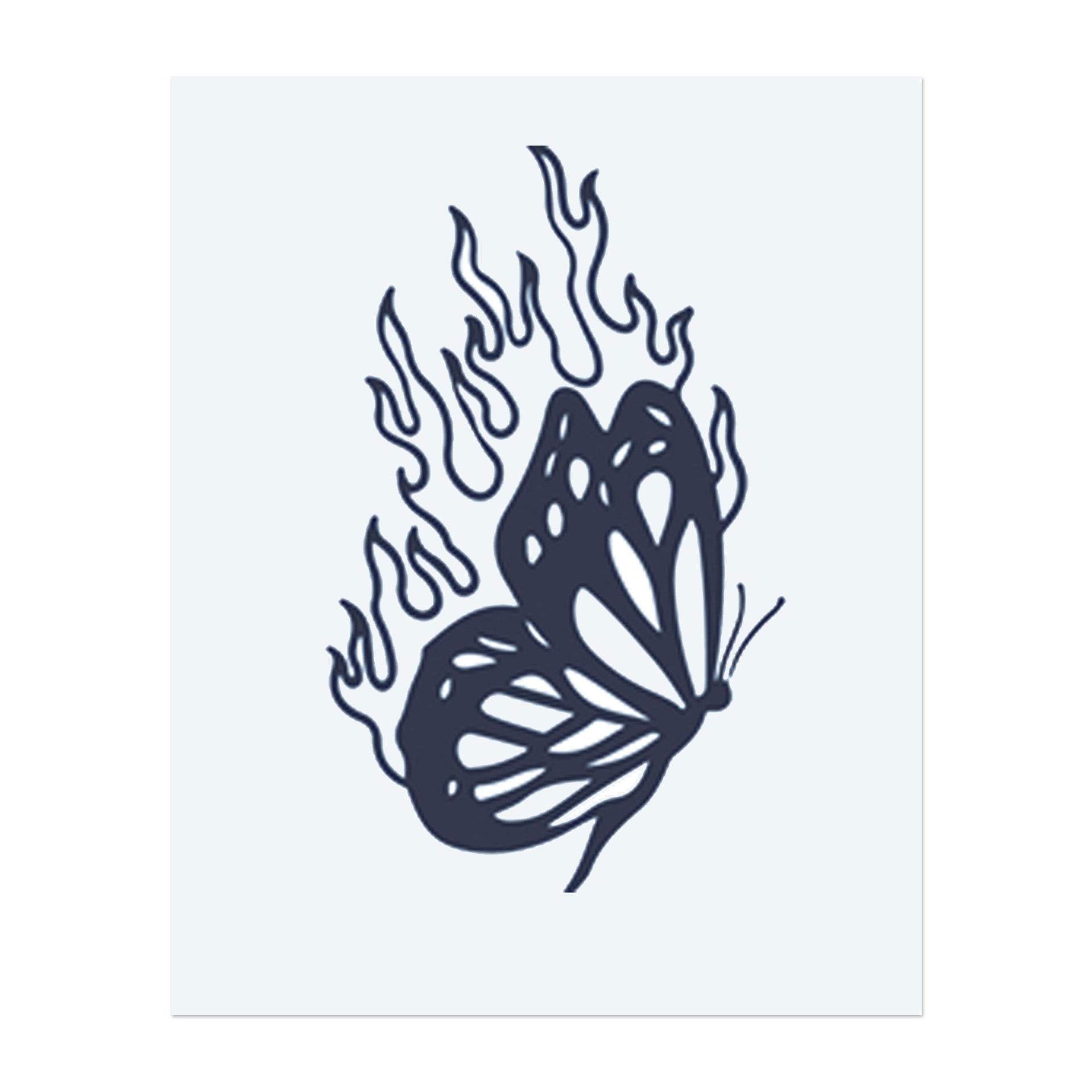 Ein Schmetterling, umgeben von Flammen, der Schönheit und Intensität vereint. Dieses Tattoo symbolisiert Transformation, Freiheit und innere Stärke, ideal für diejenigen, die Wachstum erfahren haben und stärker hervorgegangen sind.