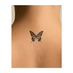 Un papillon magnifiquement détaillé aux ailes ouvertes, symbolisant la liberté et la beauté. Ce tatouage représente le changement, la grâce et la croissance personnelle et est parfait pour ceux qui embrassent les transitions de la vie avec élégance.