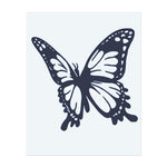 Ein kräftiger Schmetterling im Flug, mit weit ausgebreiteten Flügeln. Dieses Tattoo symbolisiert Transformation, Freiheit und die Schönheit des Selbstausdrucks, ideal für diejenigen, die sich durch ihre Reise und persönliche Entwicklung befreit fühlen.
