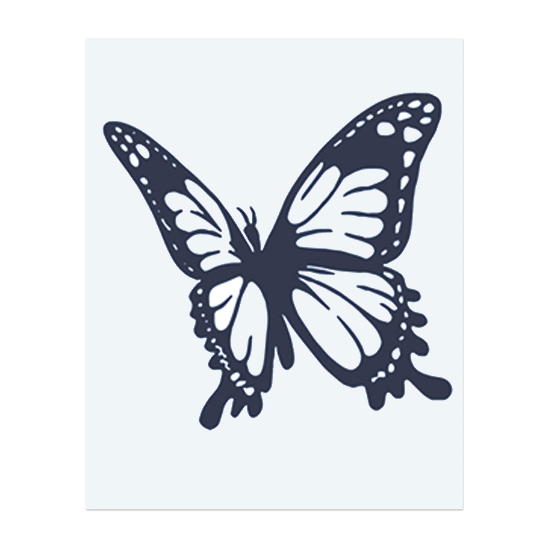 Ein kräftiger Schmetterling im Flug, mit weit ausgebreiteten Flügeln. Dieses Tattoo symbolisiert Transformation, Freiheit und die Schönheit des Selbstausdrucks, ideal für diejenigen, die sich durch ihre Reise und persönliche Entwicklung befreit fühlen.