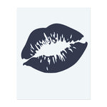 Eine Nahaufnahme von Lippen mit einem leidenschaftlichen Kuss, wobei kräftige Linien und kunstvolle Details hervorgehoben werden. Dieses Tattoo symbolisiert Liebe, Leidenschaft und Intimität, perfekt für diejenigen, die die Kraft von Verbindung und Verlangen feiern.
