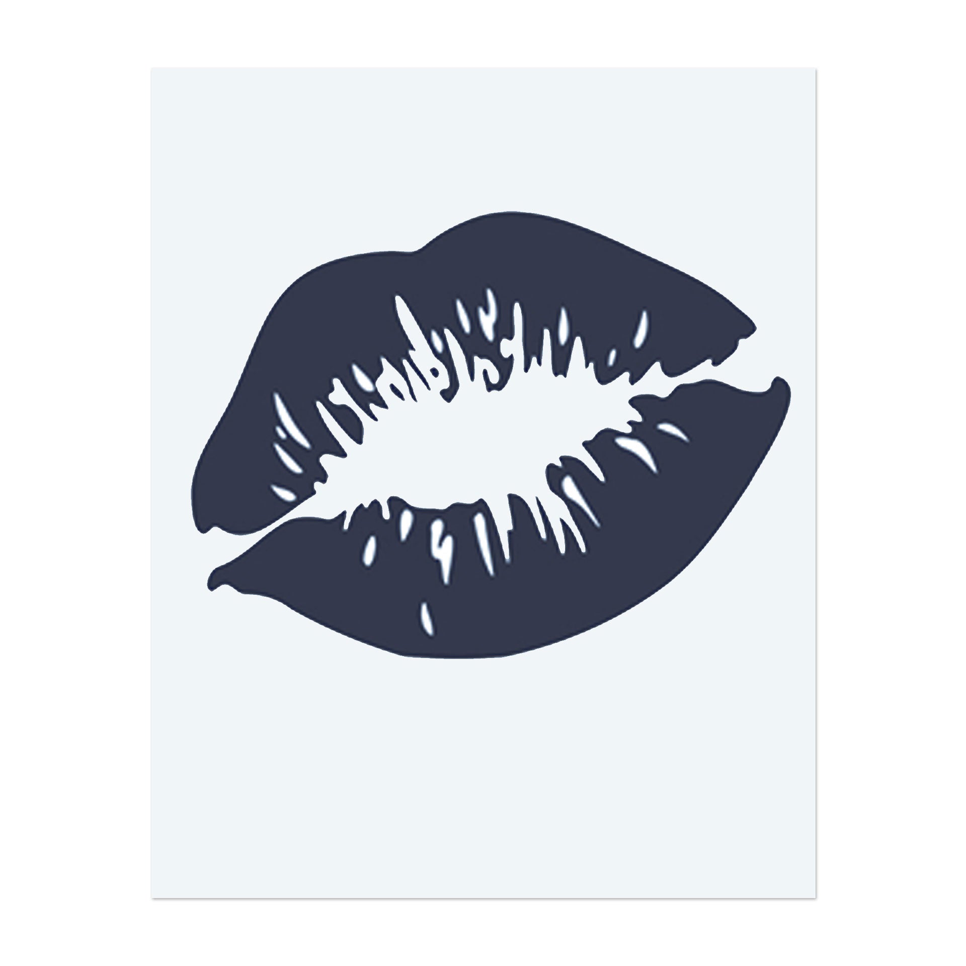 Eine Nahaufnahme von Lippen mit einem leidenschaftlichen Kuss, wobei kräftige Linien und kunstvolle Details hervorgehoben werden. Dieses Tattoo symbolisiert Liebe, Leidenschaft und Intimität, perfekt für diejenigen, die die Kraft von Verbindung und Verlangen feiern.