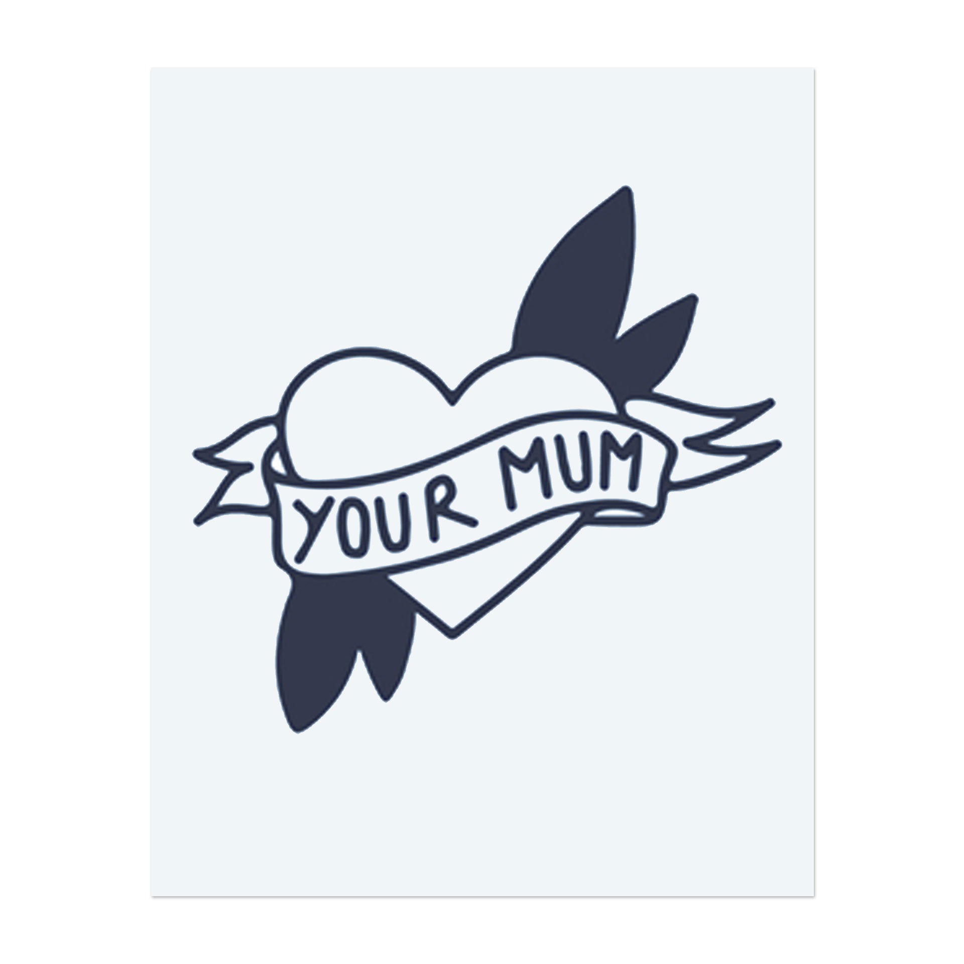 Ein Herz, das von einem Banner mit der Aufschrift "YOUR MUM" umschlungen ist, umgeben von Blättern.
