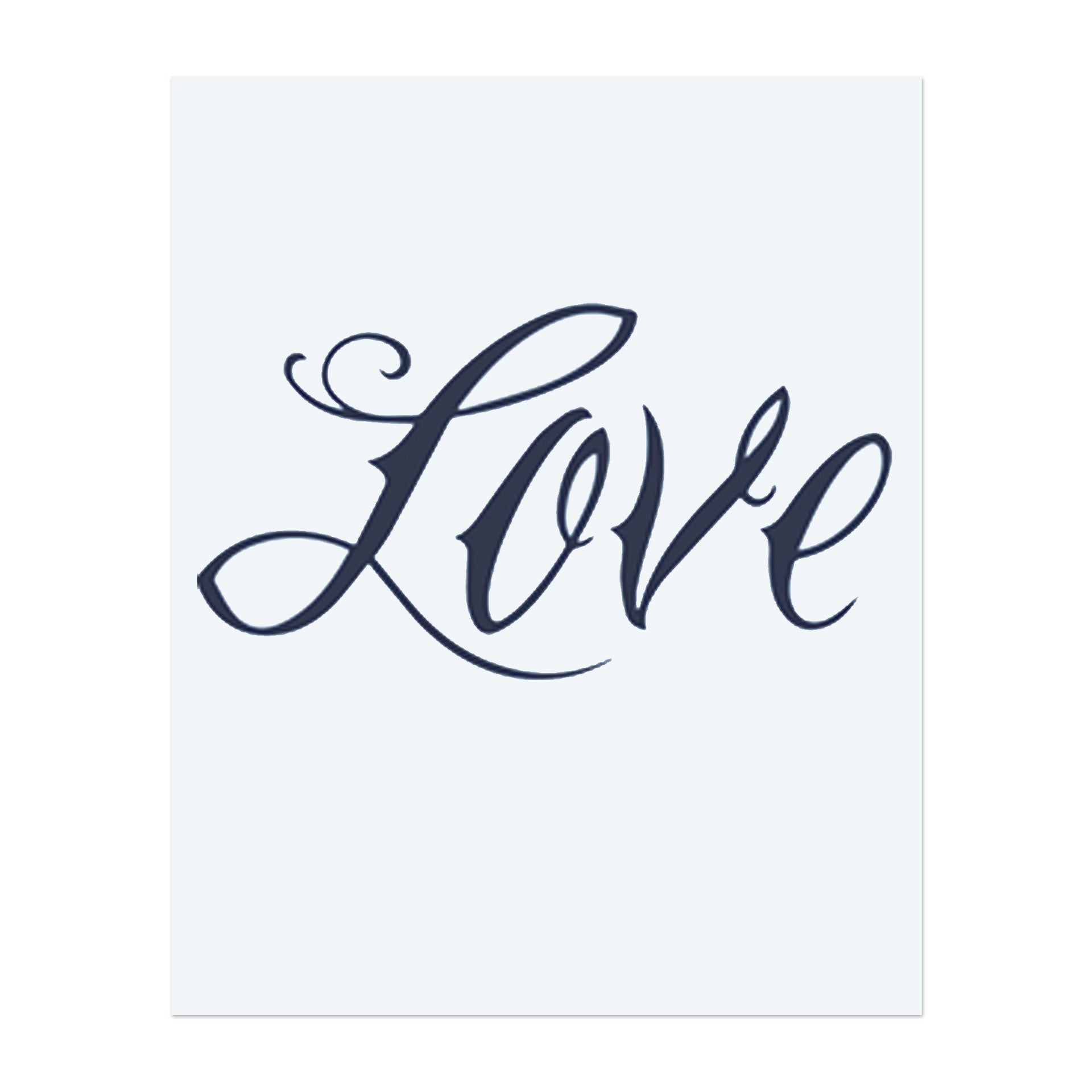 Das Wort "Love" in eleganter, fließender Schrift. Dieses Tattoo symbolisiert die Kraft der Liebe, Verbindung und Zuneigung und ist perfekt für diejenigen, die Liebe als Grundlage ihres Lebens und ihrer Beziehungen umarmen.